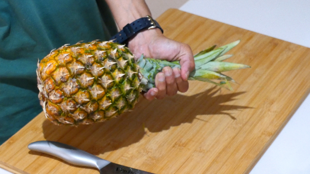 葉っぱを包丁で削ぐ